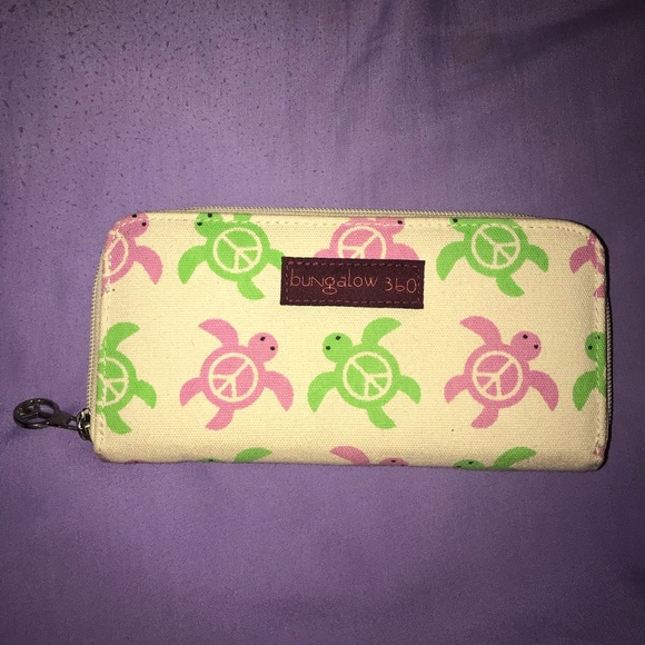 bungalow 360 Handbags - 💫 3/$25 FINAL MARKDOWN SeaTurtle PeaceSign Wallet
